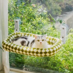 Gato descansando en una percha hamaca de ventana