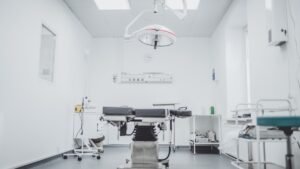 Veterinario atendiendo a un perro en clinica
