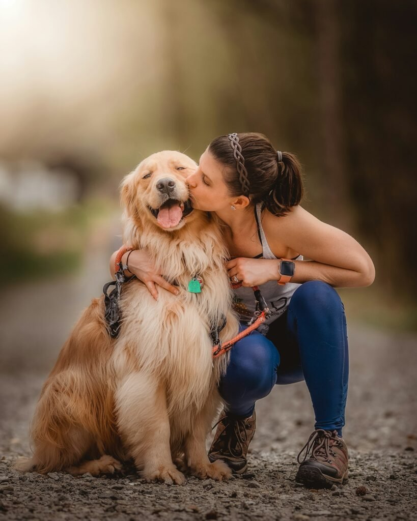 Hombre abrazando a su perro, vínculo entre humano y perro